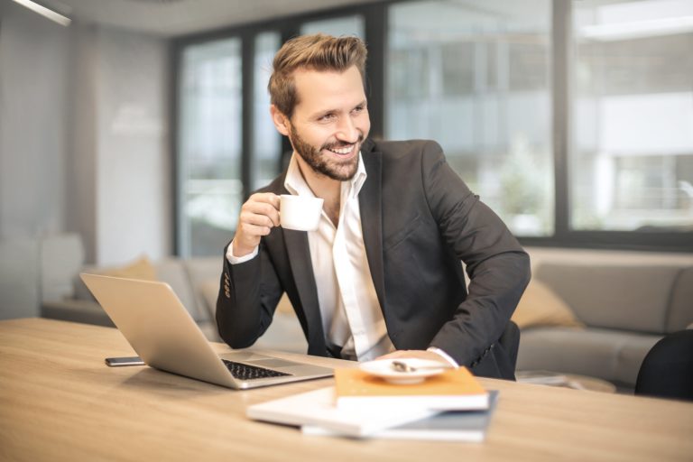 Homem em uma reunião