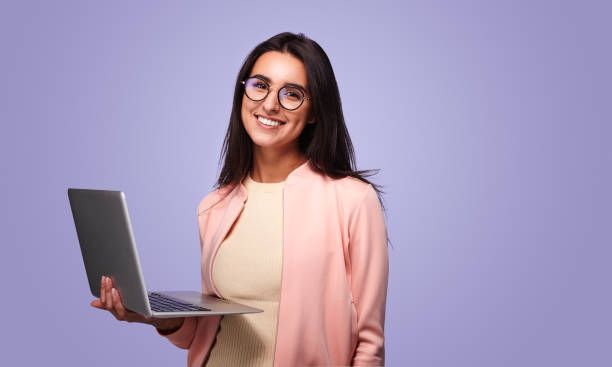 Mulher sorrindo segurando um notebook